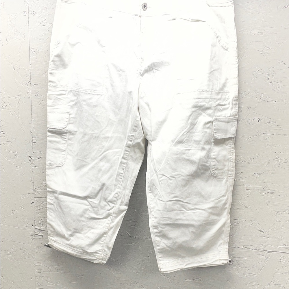 Time and Tru White Cargo Capri Pants